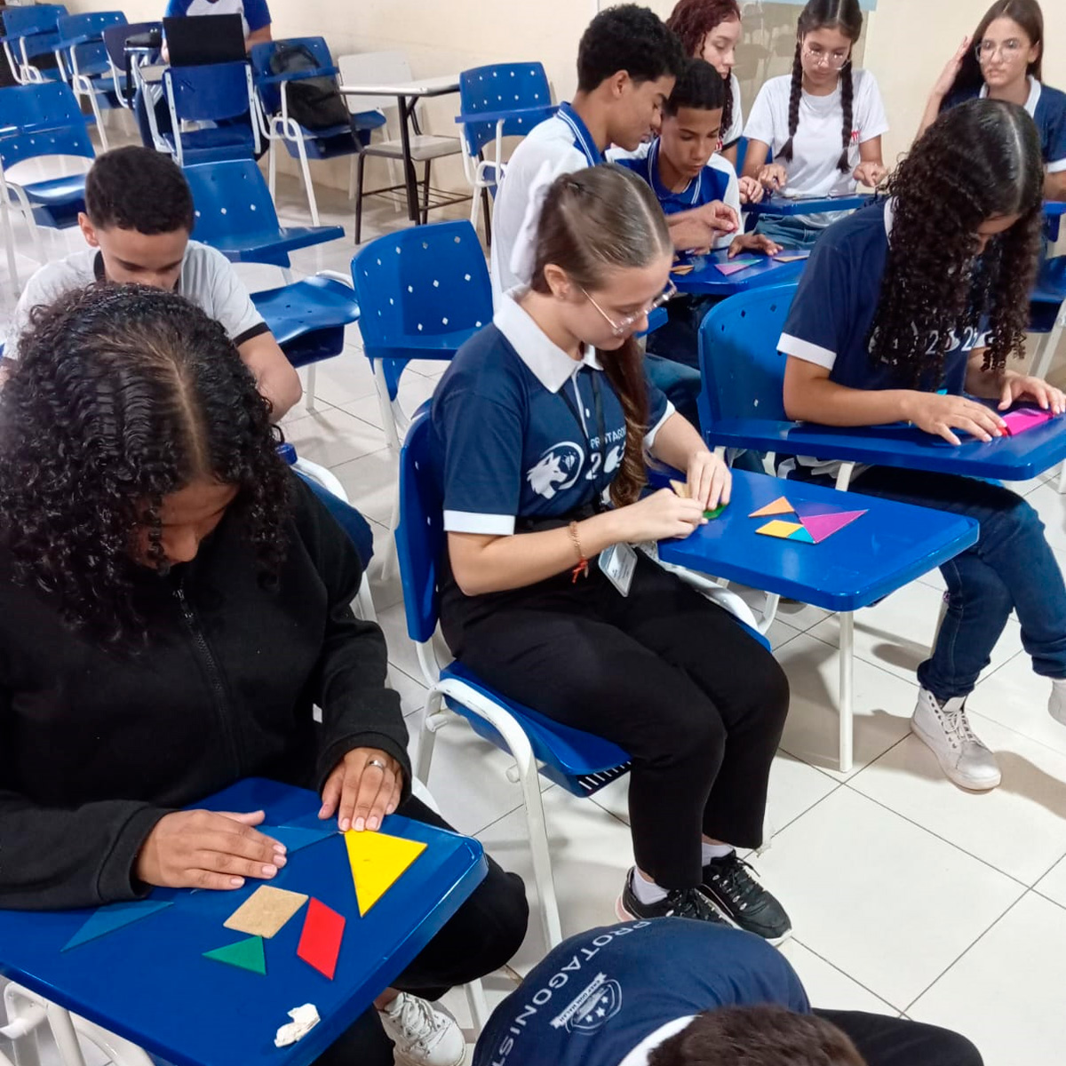 Alunos montando origami