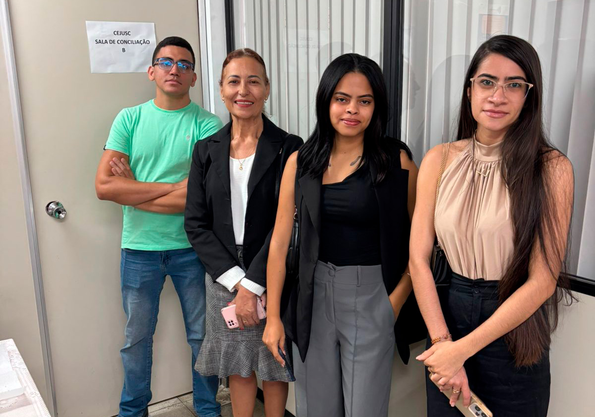 Pessoas em frente a uma porta