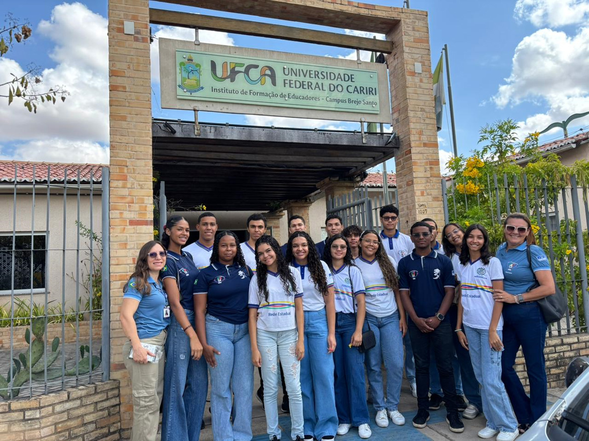 Alunos da FACHUSC em frente a UFCA 