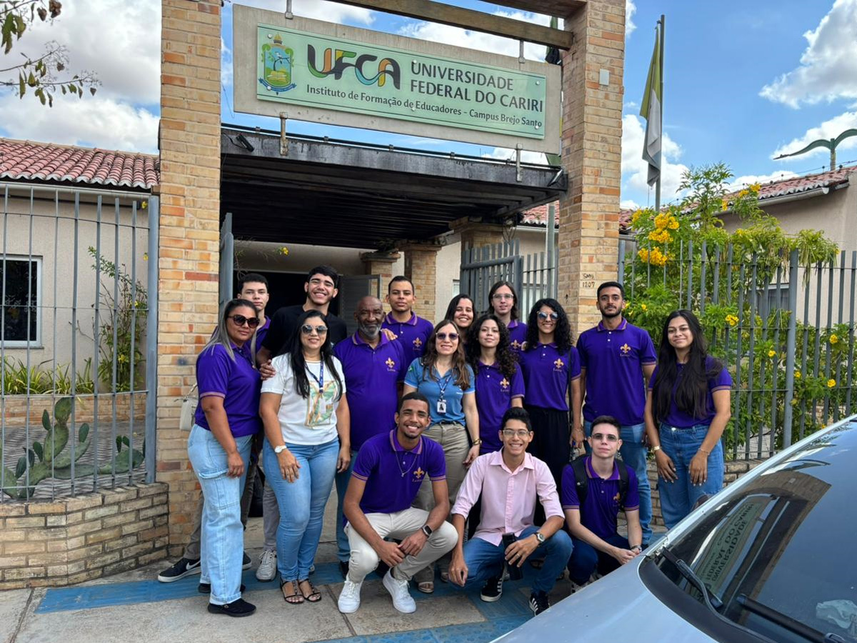 Alunos da FACHUSC em frente a UFCA