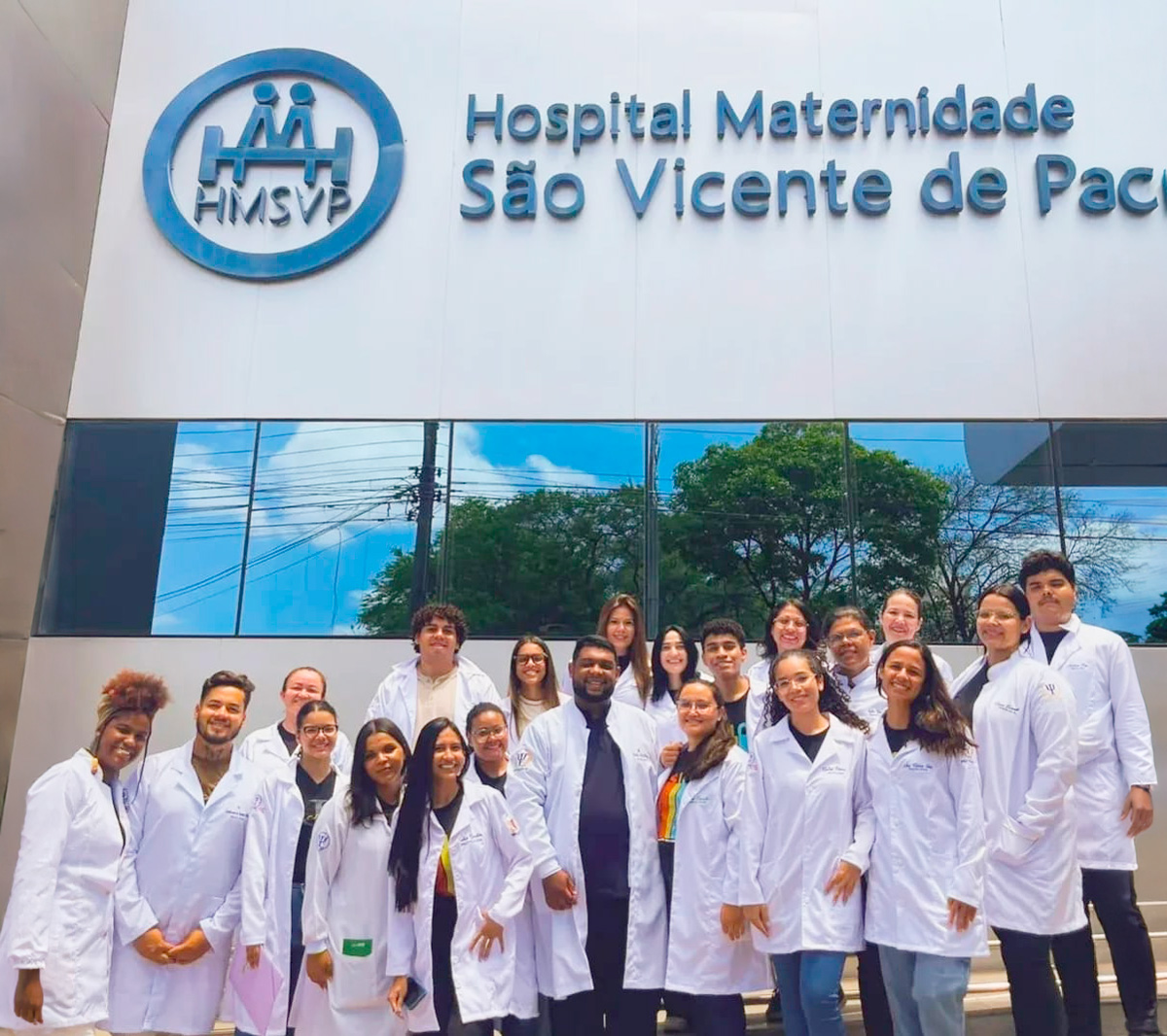 Estudantes em frente a entrada do Hospital de Barbalha